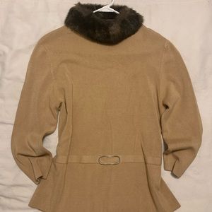 Gorgeous sweater with detachable fur collar